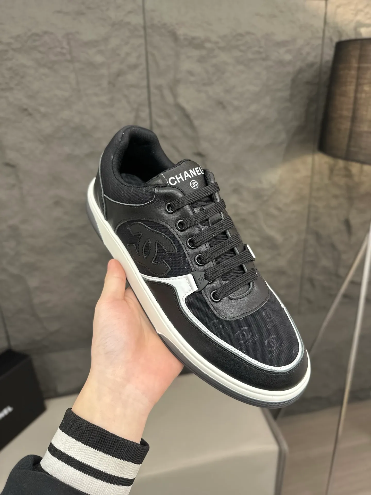 💰740 Chanel, 2024 spring new style / ♞size; 38~45 (38 45 customized) Men's Chanel sneakers, January's style premium is super serious, basically you can't buy it. The counter sister received this color and it happened to be in my men's size. I really didn't like it at first, but after I put it on, I found it to be very versatile. The same design of the diamond surface of the classic CF flap bag is very recognizable, and the double C The logo is not too high-profile. I love it. I recommend this one and you must try it on. You can’t tell how handsome it is by looking at the pictures.